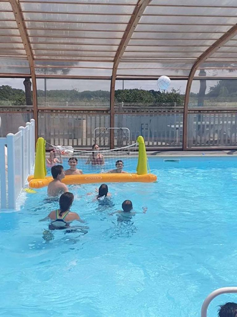overdekt zwembad op de camping in de Vendée